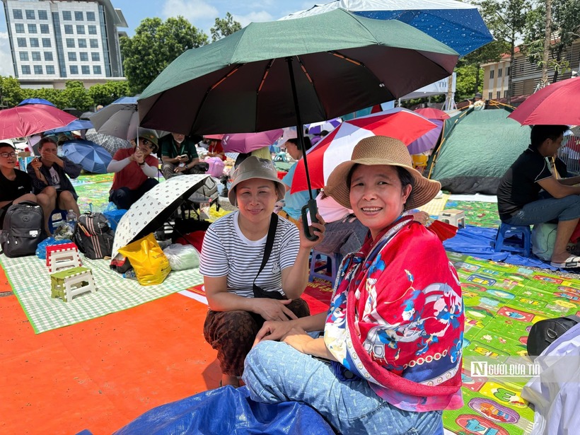 Người dân từ Lạng Sơn xuống Hà Nội và có mặt tại ngã tư Hùng Vương xếp hàng chờ xem buổi tổng duyệt ngày mai, bà cho biết không rời vị trí với mong muốn có chỗ xem đẹp nhất.