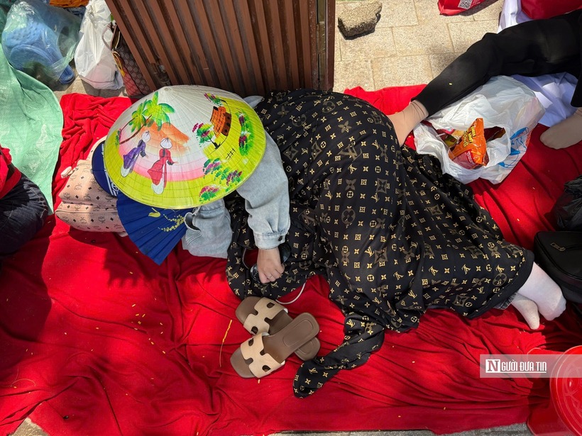 Tranh thủ chợp mắt.