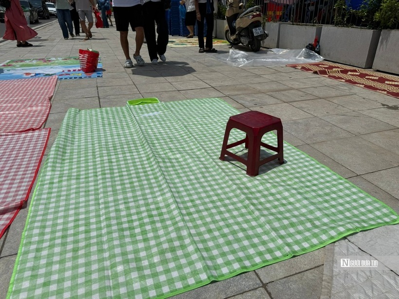 Người dân trải sẵn bạt, ghế để giữ chỗ.
