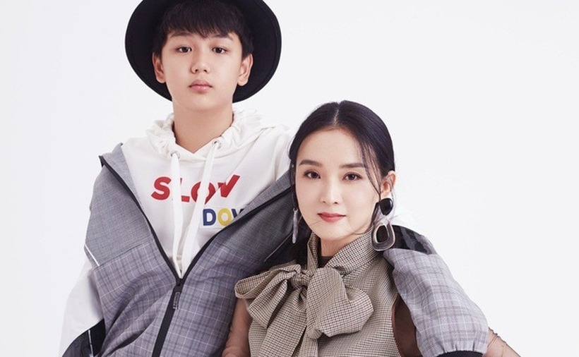 Vương Diễm bên cạnh con trai.