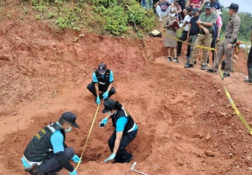 Việc khai quật mất hơn một giờ trước khi cảnh sát tìm thấy thi thể đã phân hủy. Ảnh: Khaosod