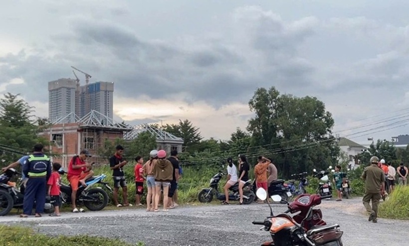 Người dân có mặt tại hiện trường. Ảnh: Lao động