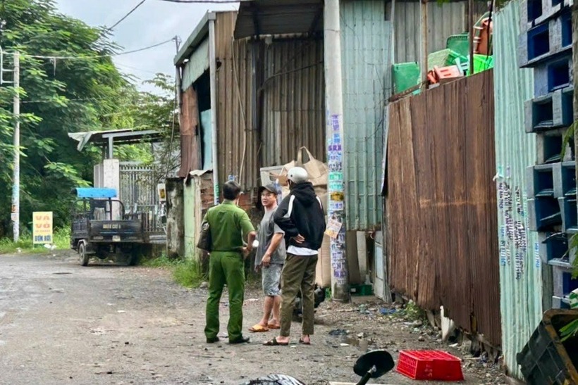 Công an có mặt tại hiện trường, nơi phát hiện bàn tay phải của nam thanh niên. (Ảnh: Dân Việt)