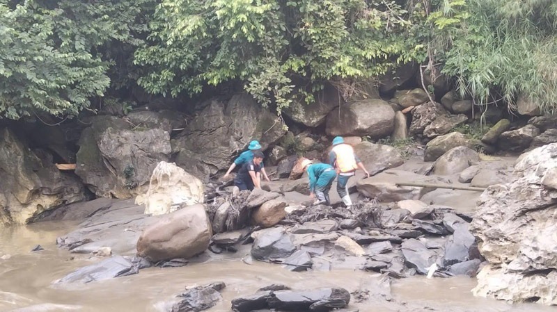 Thi thể nạn nhân bị lũ cuốn tại xã Ngũ Chỉ Sơn, tỉnh Lào Cai đã được tìm thấy. Ảnh: Lao động