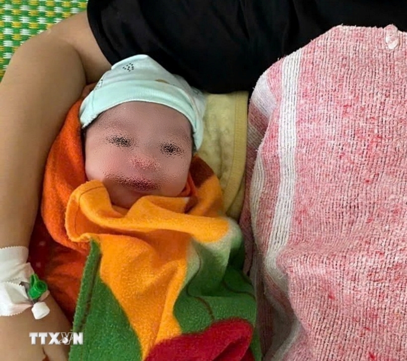 Sau sinh, em bé da hồng hào, bú tốt. Ảnh: TTXVN