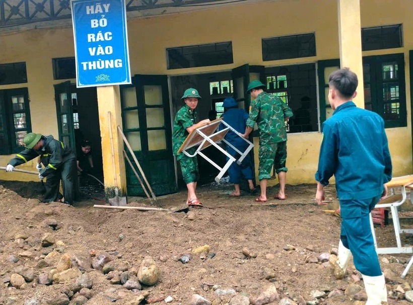 Những chiếc bàn vừa được rửa sạch để kê vào lớp học. Ảnh: VietNamnet