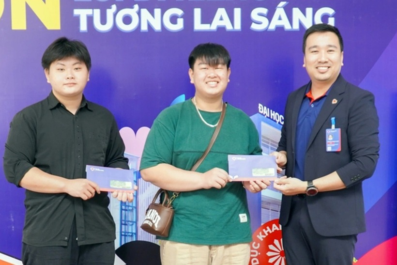 Đại diện Trường Đại học Thái Bình Dương tặng 100.000 đồng đến tân sinh viên vào sáng 29/8. Ảnh: Dân trí