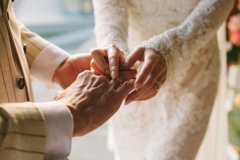 Quá bất mãn với cuộc hôn nhân này, ông Hoa tìm cách buộc con rể phải ly hôn nhưng không thành.
