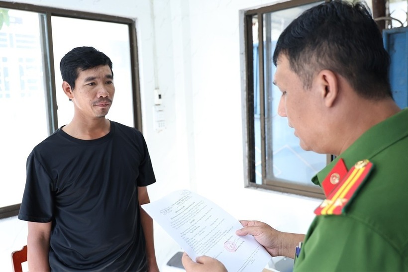 Cơ quan Cảnh sát điều tra đọc lệnh khởi tố, tạm giam Nguyễn Thành Trung. Ảnh: Tiền Phong