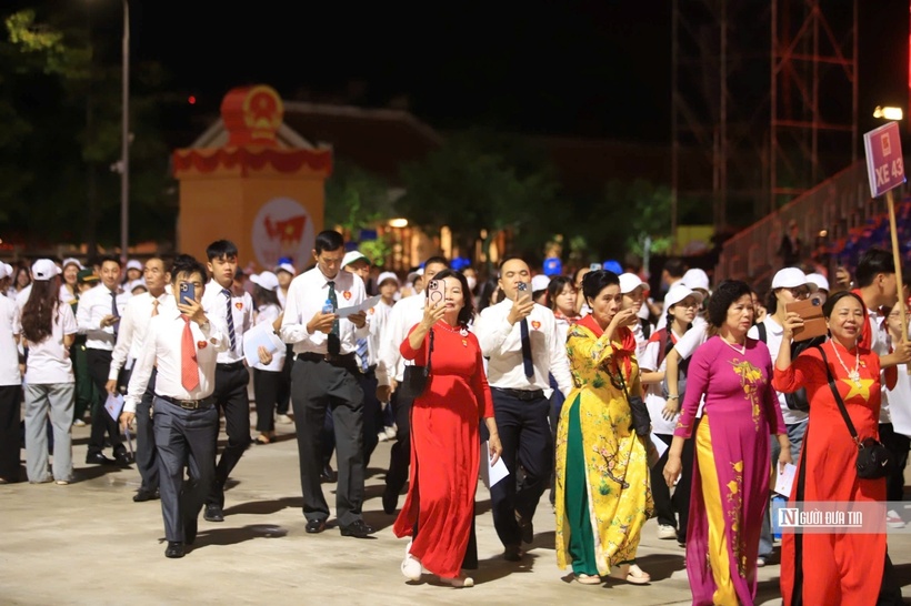 Các đại biểu vào khu vực Quảng trường Ba Đình.