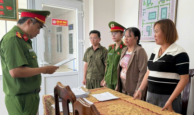 Hai đối tượng Thủy và Liên tại cơ quan công an. Ảnh: Báo Thanh niên.