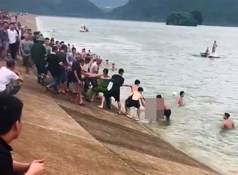 Lực lượng tìm kiếm thi thể 2 cháu dưới hồ. Ảnh: Vietnamnet.