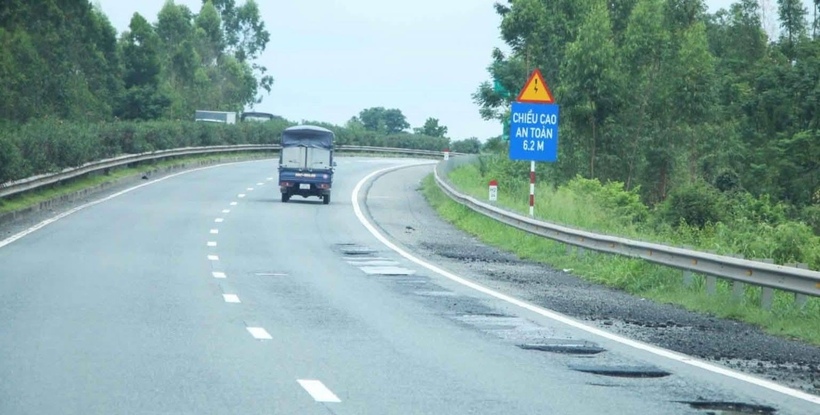 Sau những đợt mưa bão gần đây, mặt đường trên một số đoạn trên cao tốc Nội Bài - Lào Cai đã xuất hiện hư hỏng, gây ảnh hưởng đến an toàn giao thông