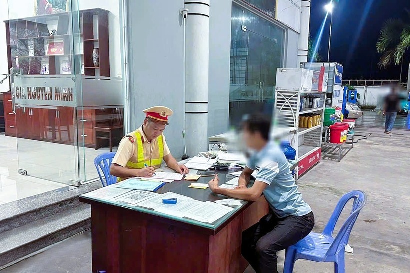 CSGT tiến hành lập biên bản xử phạt tài xế. Ảnh: Công an tỉnh Đồng Nai.