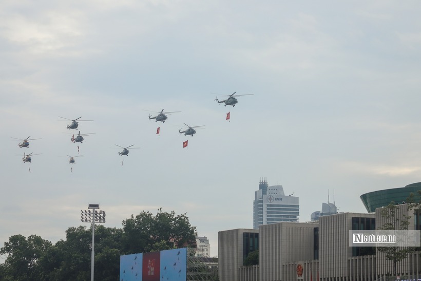 Biên đội trực thăng kéo cờ qua Quảng trường Ba Đình.