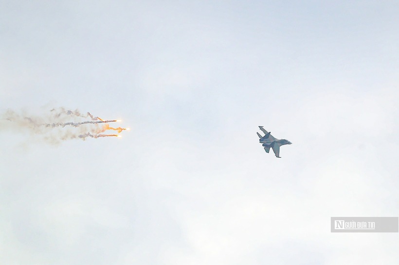 Dàn tiêm kích SU-30MK2 thả bẫy nhiệt trên bầu trời Hà Nội - 9