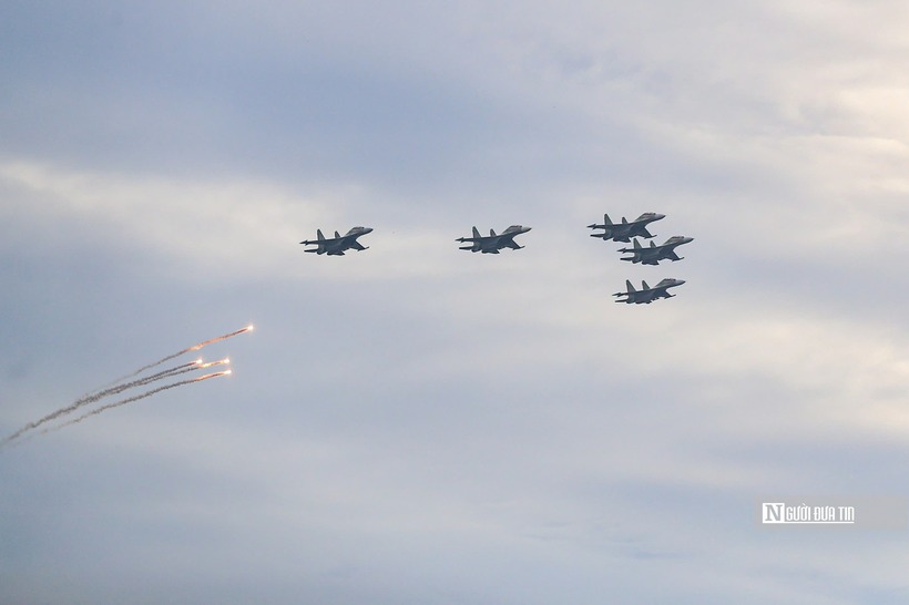Dàn tiêm kích SU-30MK2 thả bẫy nhiệt trên bầu trời Hà Nội - 10