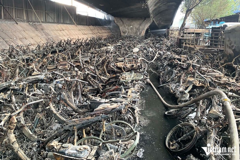 Hà Nội: Cháy lớn tại bãi gửi xe ở khu vực đê Nguyễn Khoái, hàng trăm phương tiện chỉ còn trơ khung - 2