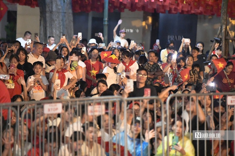 Người dân thức trắng đêm chờ xem tổng duyệt diễu binh, diễu hành.