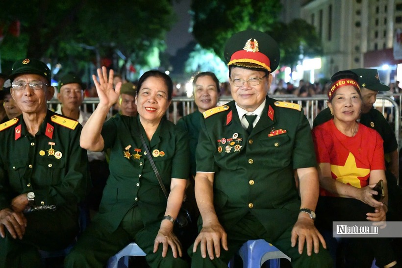 Không khí háo hức, rộn ràng chờ đợi xem diễu binh, diễu hành của các cựu chiến binh.