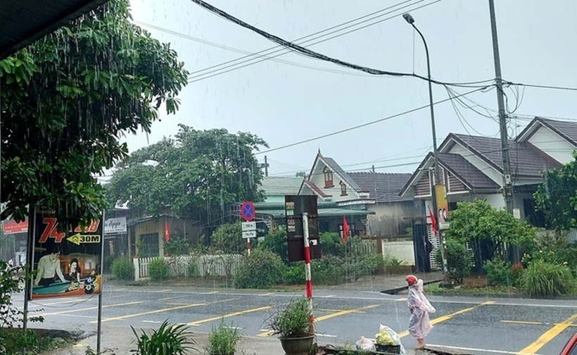 Do ảnh hưởng của áp thấp nhiệt đới, từ đêm 29/8 đến sáng 30/8, nhiều nơi ở tỉnh Quảng Trị mưa trắng trời. Ảnh: Báo Người lao động.