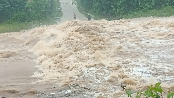 Nước cuồn cuộn chảy qua một ngầm tràn xã Hướng Phùng, tỉnh Quảng Trị. Ảnh: NLĐ