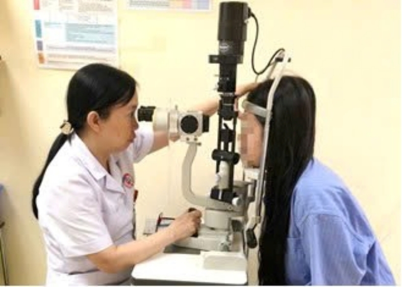 Bác sĩ khuyến cáo người dân khi sử dụng kính áp tròng cần tuân thủ hướng dẫn vệ sinh, không đeo quá lâu. Ảnh: Sức Khỏe & Đời Sống