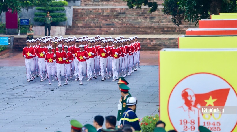 Buổi tổng duyệt bắt đầu bằng lễ rước đuốc truyền thống.