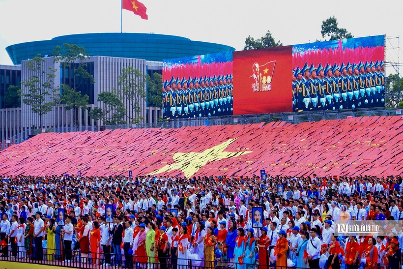 Rất đông đại biểu theo dõi buổi tổng duyệt tại khu vực Quảng trường Ba Đình.