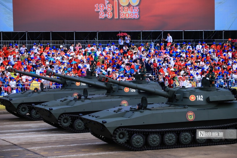 Dàn khí tài đi qua lễ đài trong sự trầm trồ của người dân.