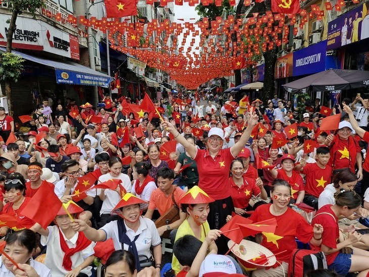 Từ hôm nay (30/8), người dân bắt đầu nhận quà 100.000 đồng dịp Quốc khánh 2/9. Ảnh: Báo Tuổi trẻ.