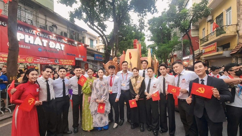 MC Nguyên Khang chụp ảnh kỷ niệm cùng các nghệ sĩ tại buổi tổng duyệt sáng 30/8 (Ảnh: NVCC).