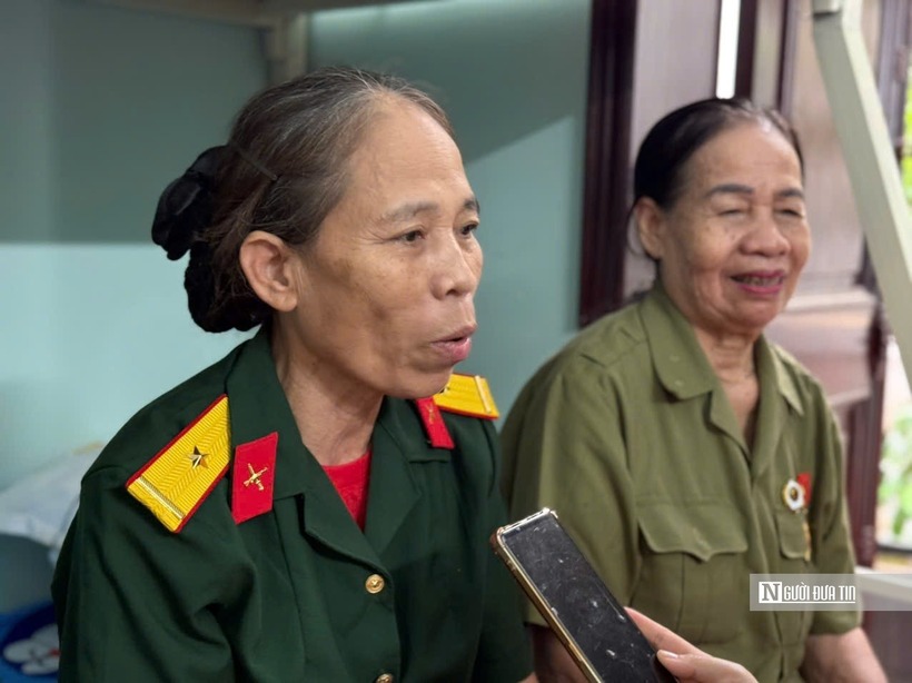 Bà Phí Thị Nguyệt không giấu nổi niềm xúc động và cảm kích trước tấm lòng của chàng trai trẻ đã cho bà ăn ở miễn phí.