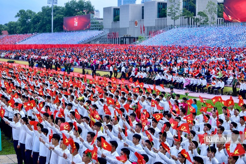 Vân Khánh cùng mọi người trong khối đứng quần chúng công an.