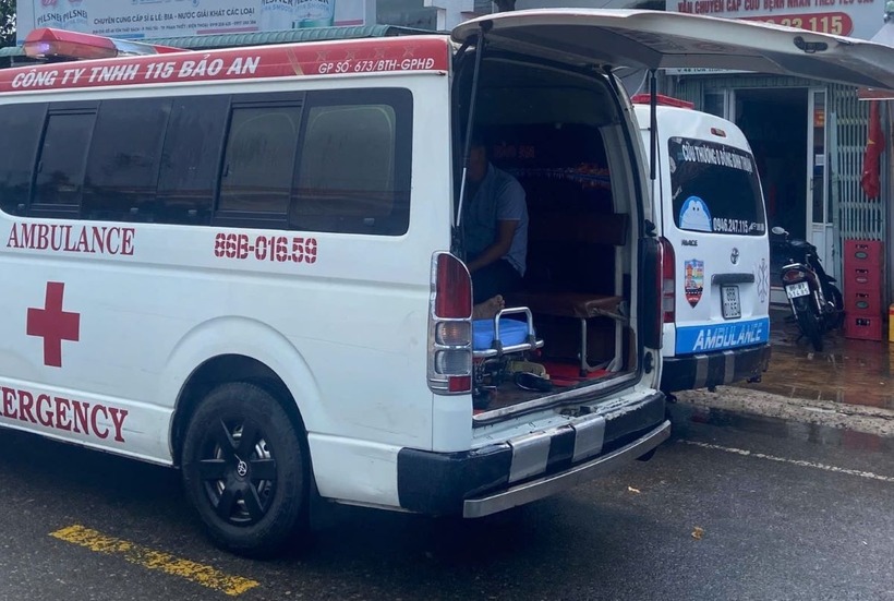 Xe cấp cứu khẩn cấp đưa ông G. vào TP.HCM cấp cứu. Ảnh: Lao động