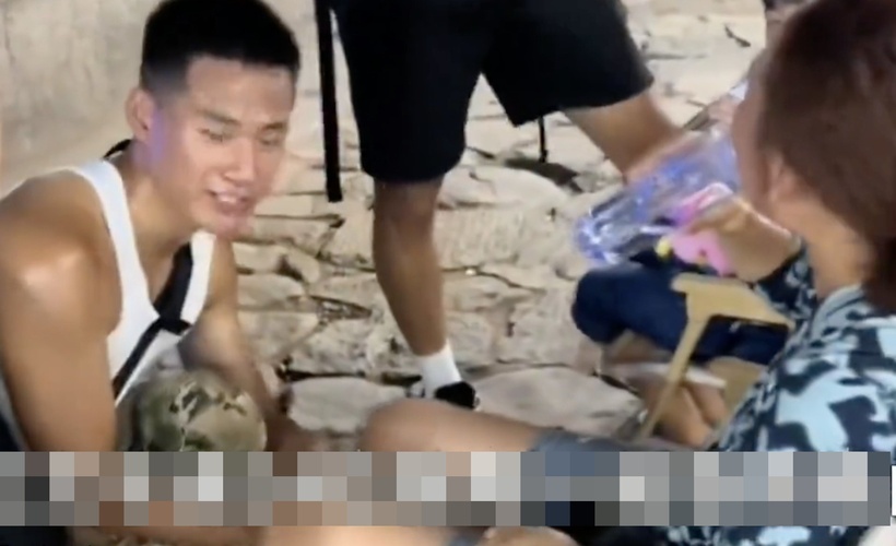 Nhờ có các bạn trẻ hỗ trợ, việc leo núi nhẹ nhàng hơn rất nhiều, không khí lại vui vẻ. Ảnh: Sohu.