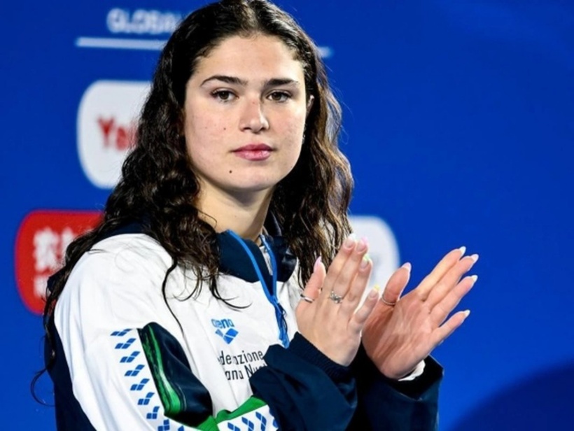 Benedetta Pilato cùng với đồng đội Tarantino bị tạm giữ ở sân bay Singapore. Ảnh: CORRIERE.
