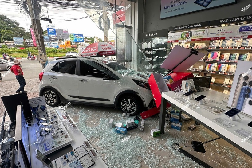 Vụ nữ tài xế lái ô tô tông vỡ kính cửa hàng điện thoại ở Đồng Nai: Nhân chứng nói gì? - 2