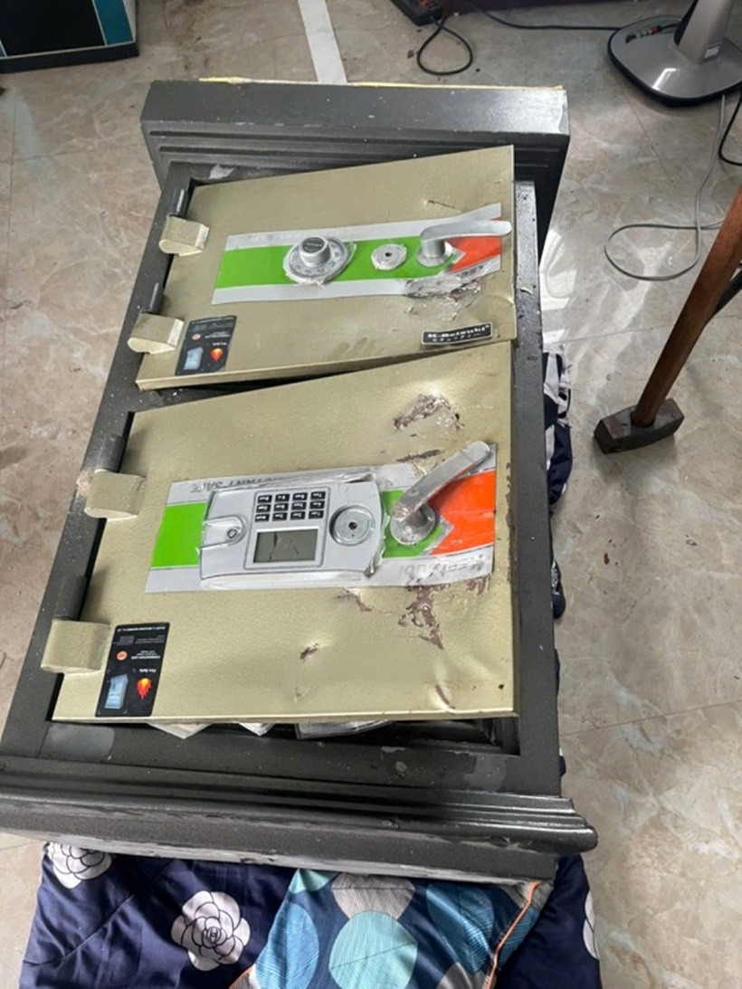 Khi phát hiện có két sắt, đối tượng yêu cầu quay chi tiết, rồi yêu cầu phá két sắt lấy tài sản mang đi bán. Ảnh: Báo Công an Nhân dân.