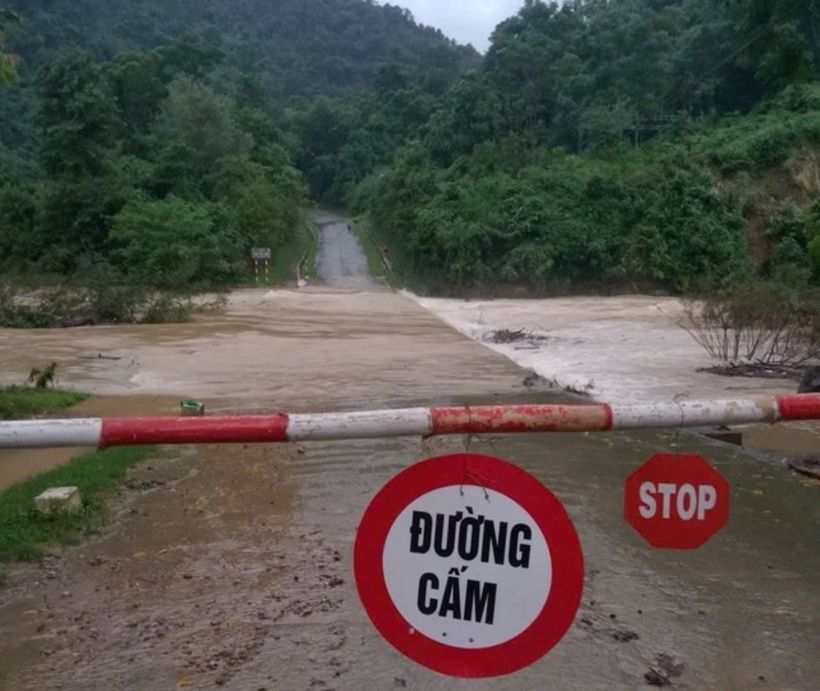 Một số tuyến đường vẫn đang bị chia cắt. Ảnh: Sức khoẻ & Đời sống.