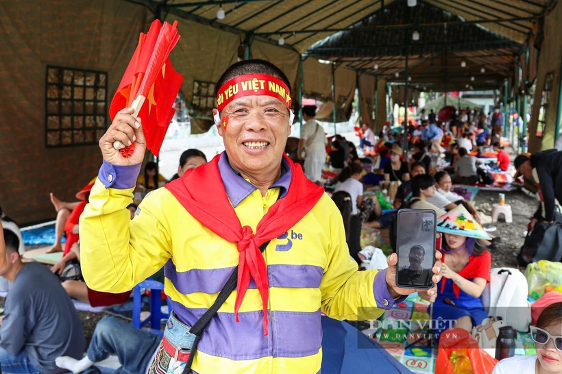 Ông Hoàng Minh Giám (Đan Phượng, Hà Nội), một tài xế xe ôm công nghệ đã chia sẻ trên báo Dân Việt rằng: “Khi chở khách qua đây, tôi đã thấy mọi người ra giữ chỗ. Chở khách xong, tôi lập tức ra đây để giữ chỗ cho bản thân và gia đình, mong muốn có một vị trí đẹp để xem các khối diễu binh, diễu hành đi qua". Ảnh: Dân Việt.