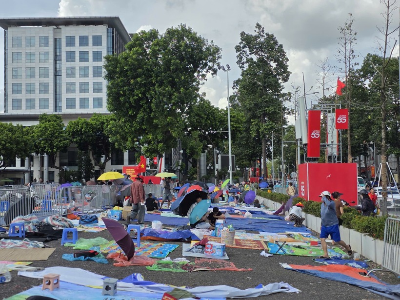 Nhiều người dân đã giữ chỗ từ sáng ngày 31/8 để có chỗ ngồi đẹp. Ảnh: PLO.