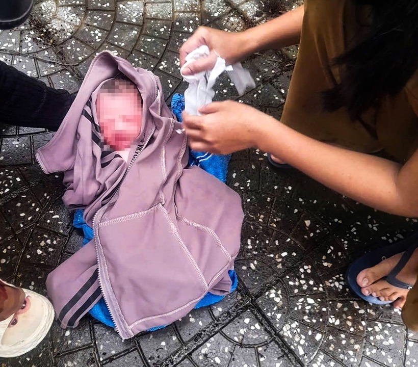 Bé trai sơ sinh bị bỏ trên đường. Ảnh: Báo An Giang