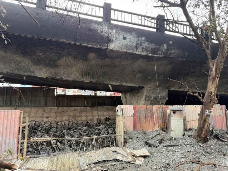 Hàng trăm xe máy cháy rụi, trụ cầu Vĩnh Tuy ám khói đen. Ảnh: Tuổi Trẻ.