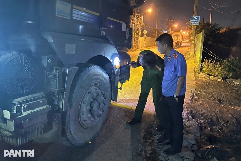 Lực lượng chức năng làm nhiệm vụ tại hiện trường. Ảnh: Dân Trí