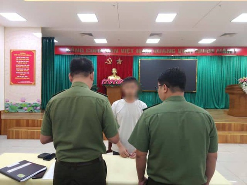 Cơ quan công an tống đạt quyết định xử phạt người thi thay tiếng Anh. Ảnh: Tuổi trẻ Online