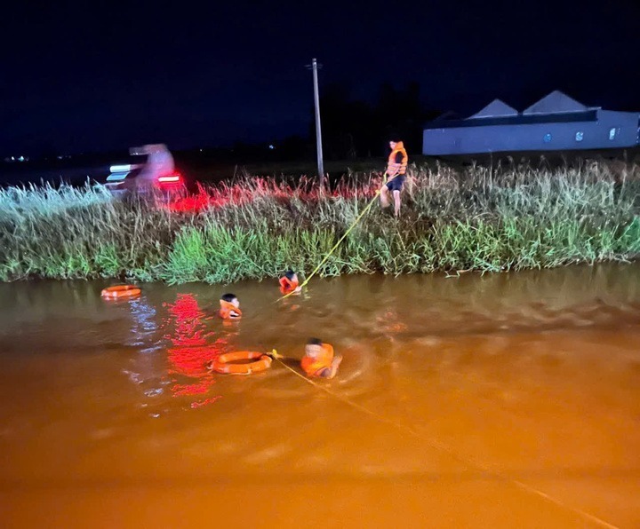 Lực lượng chức năng xuyên đêm tìm kiếm nạn nhân. Ảnh: VTC News