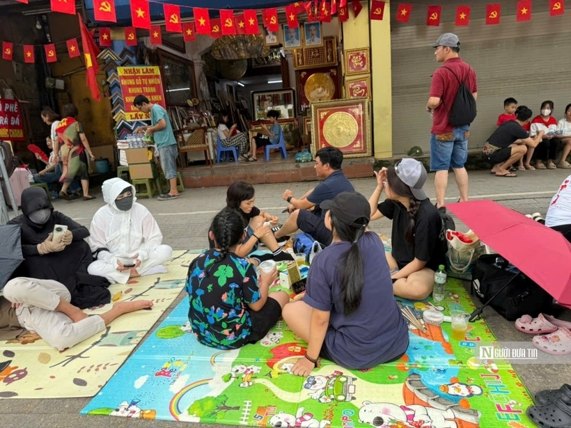 Từ sáng sớm đông đảo người dân chờ xem diễu binh, diễu hành.