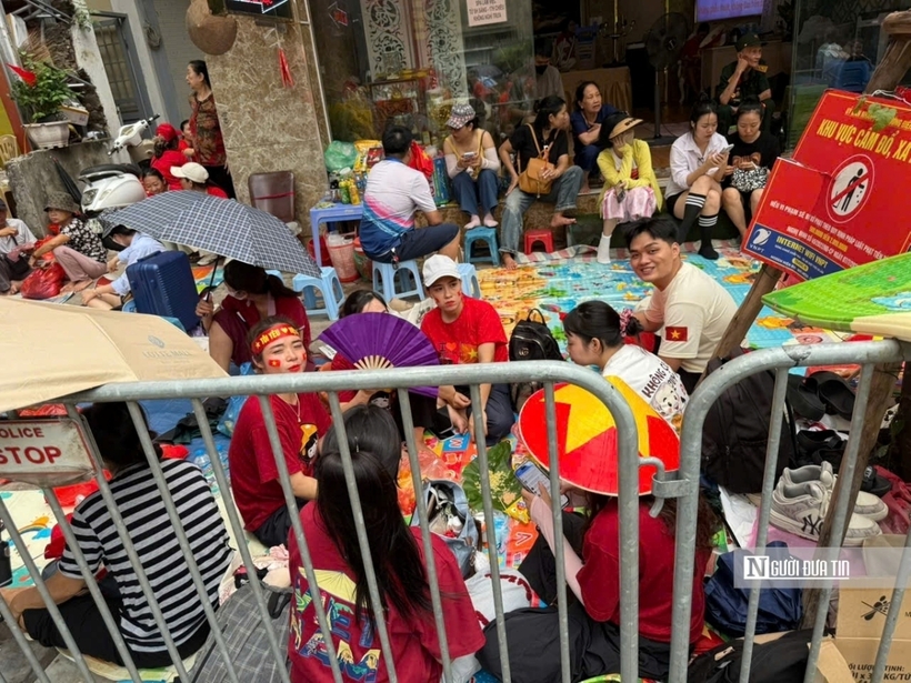 Tranh thủ nạp năng lượng, háo hức chờ xem diễu binh, diễu hành.