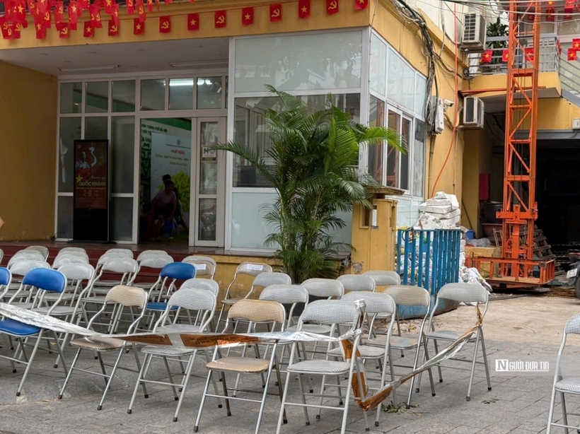 Các hàng ghế được xếp sẵn trên trục Kim Mã.